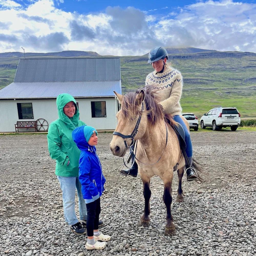 Hestur, kona á hestbaki